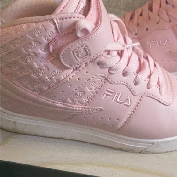 Shoes . - Picture 2 of 7